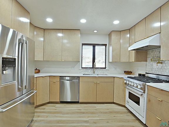 3rd image of 209 Sandzen Dr