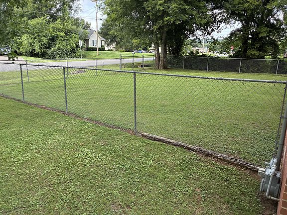 3rd image of 301 Summer Dr