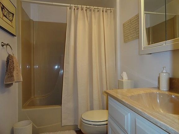 4th image of 948 Woodridge Ct APT 4B