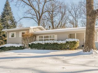 919 Cedar Woods Rd, Cedar Rapids, IA 52403