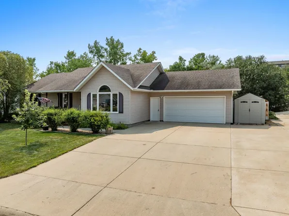 1405 Golden Valley Ln, Minot, ND 58703
