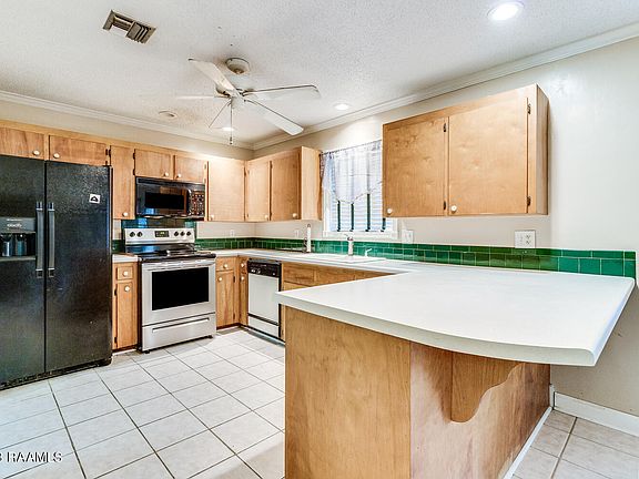 4th image of 130 Bickerton Dr
