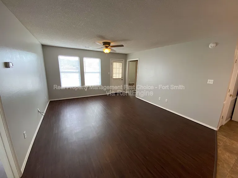 1911 Whippoorwill Dr — Photo 2