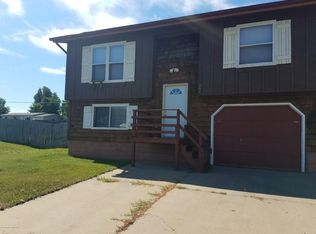 203 5th St SE, Dickinson, ND 58601