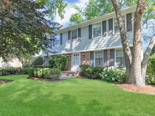 1016 Charleston Dr, St Charles, IL 60174