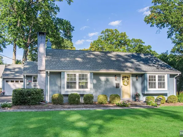 98 Sheldon St, Wyckoff, NJ 07481