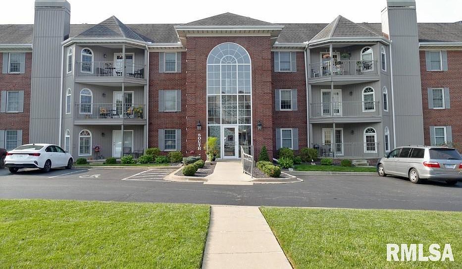 1st image of 5200 N Knoxville Ave #202