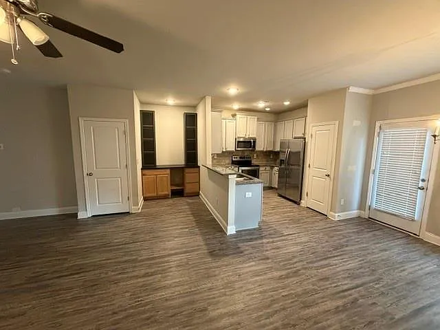 3 bed, 2.5 bath, 1681 sqft, $2,400 — Photo 4