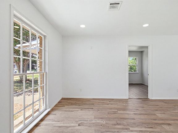 5th image of 1219 Daisy Ln