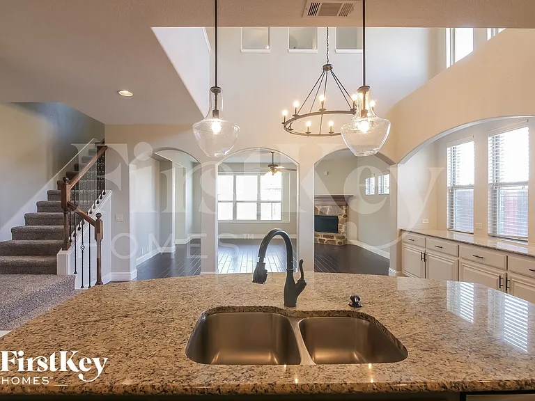 1301 Lucetta Ct — Photo 7