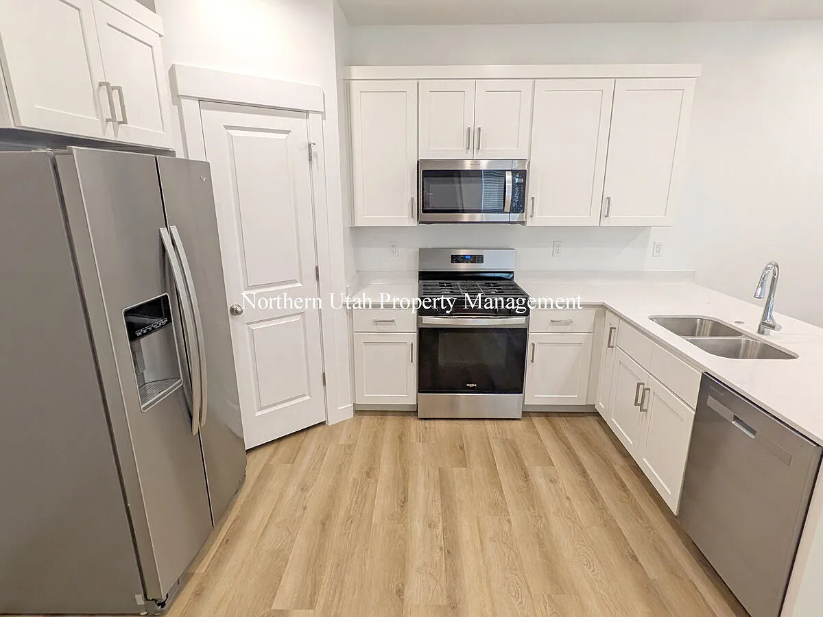 3 bed, 2.5 bath, 1524 sqft, $1,995 — Photo 4