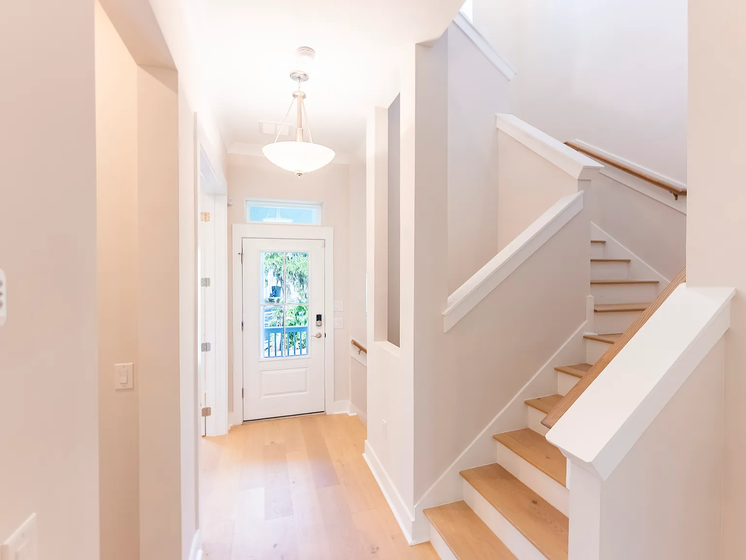 3 bed, 2.5 bath, 2754 sqft, $6,200 — Photo 2