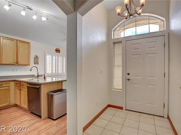 5th image of 998 Hidden Meadow Ave