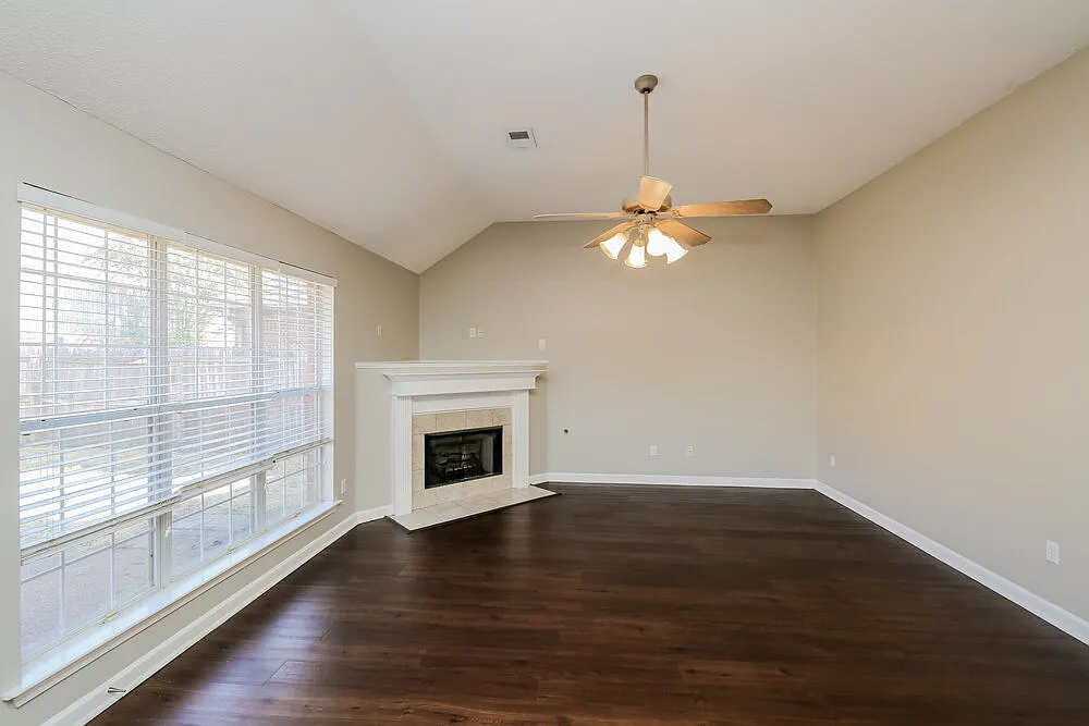 4 bed, 2.0 bath, 2152 sqft, $3,040 — Photo 4