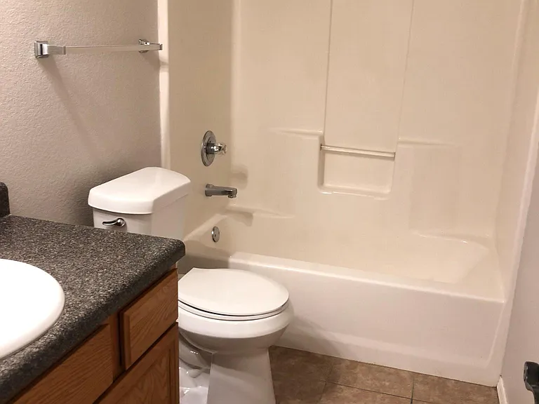 1301 Reavis Xing — Photo 14