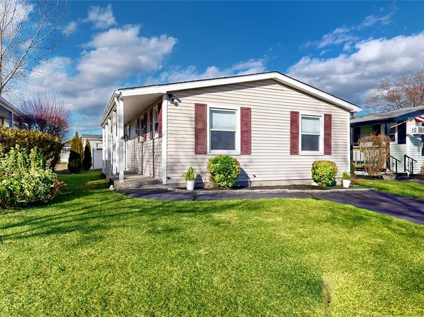 48 Village Circle S, Manorville, NY 11949