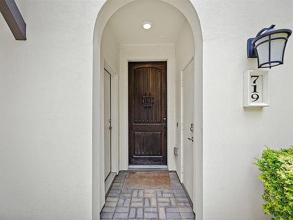 3rd image of 719 Leverkuhn St