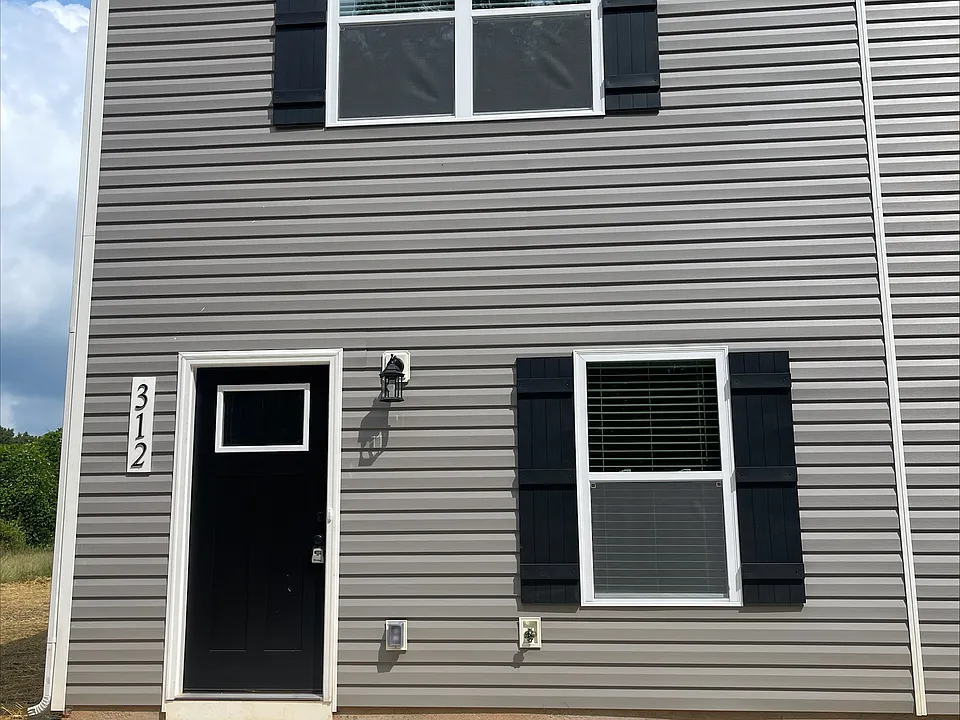 312 Gurley Dr NW
