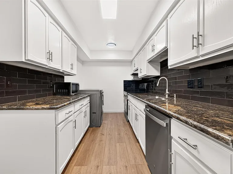359 N Post Oak Ln #127 — Photo 11