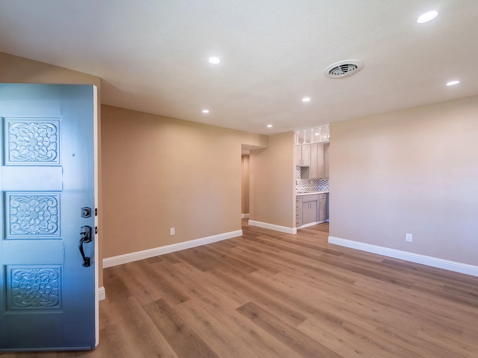 3 bed, 1000 sqft, $2,100 — Photo 2