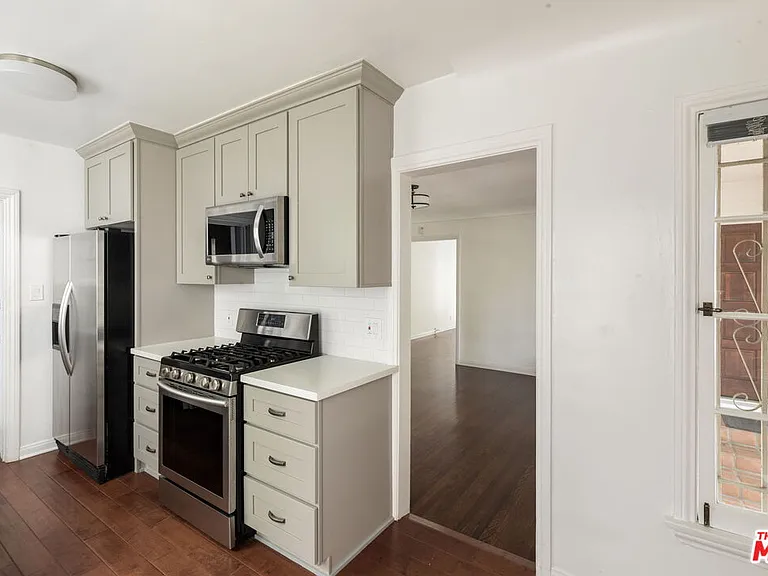 1054 S Stanley Ave — Photo 7