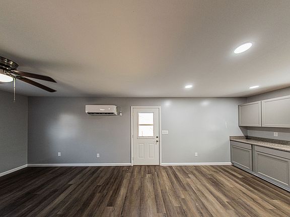 5th image of 120 Lake Dr #3
