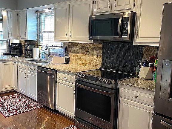 3rd image of 7475 Edgehill Dr