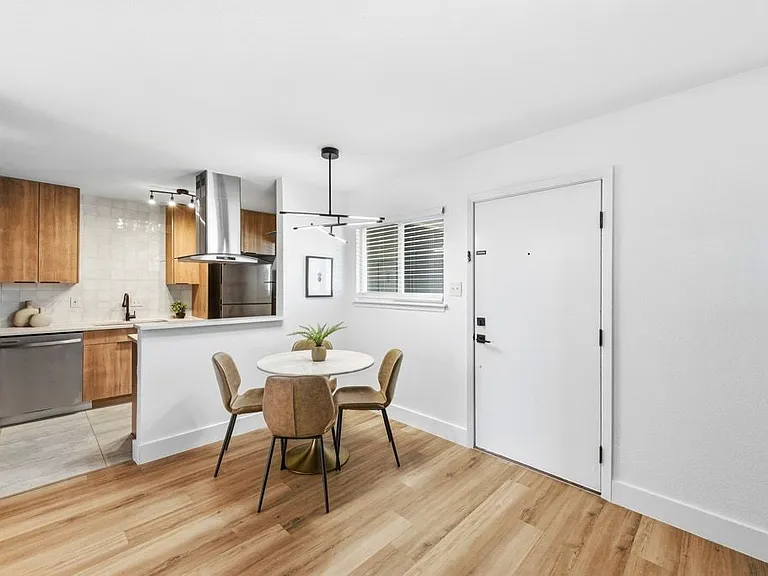 CrestHaus Apartments — Photo 9