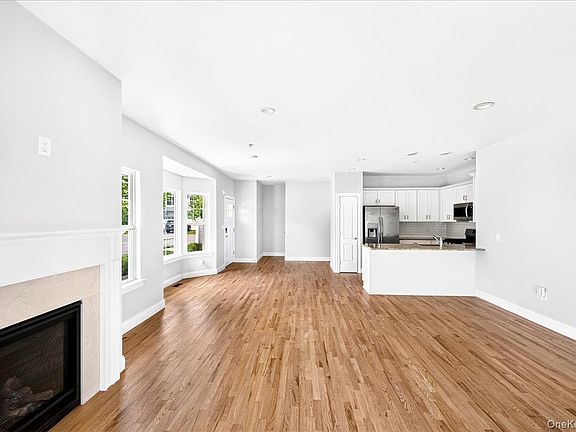 5th image of 61 Avery Drive N