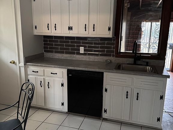 2nd image of 2404 Perry Cv