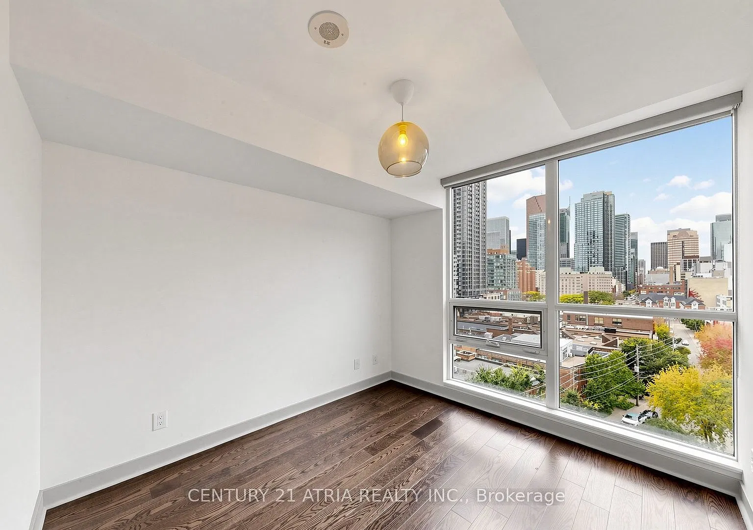 320 Richmond St E — Photo 2