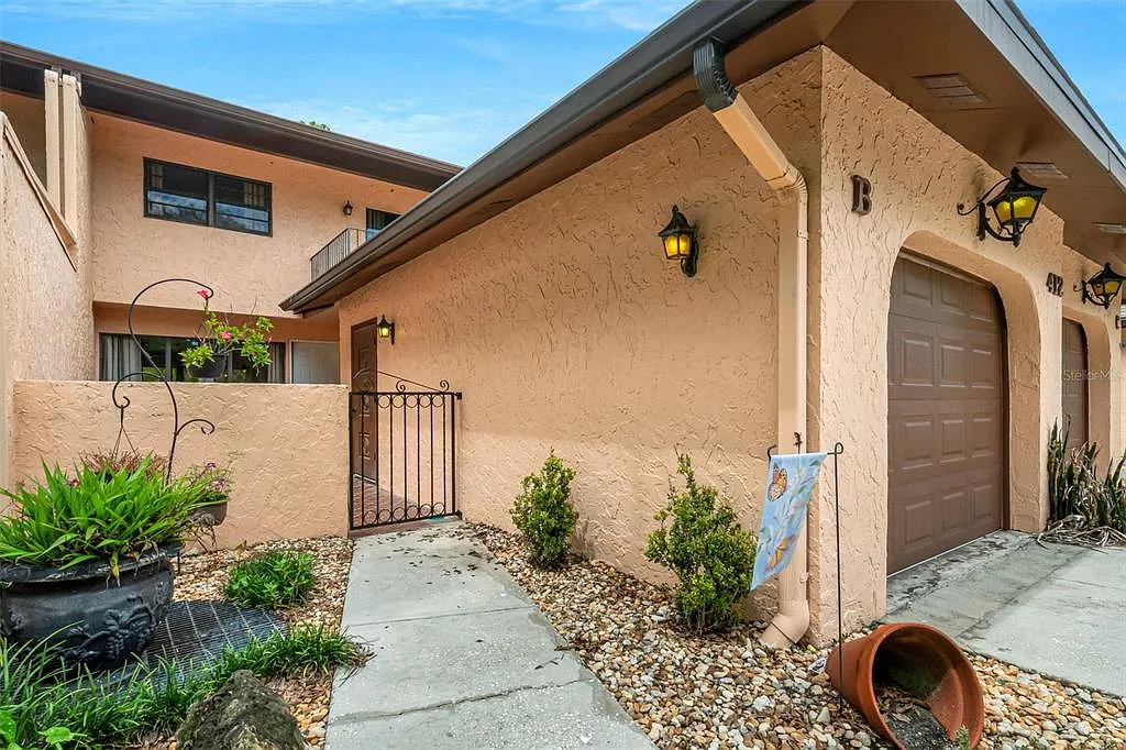 2 bed, 2.5 bath, 2288 sqft, $2,100 — Photo 1