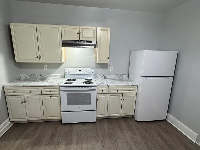 219 W 15th St — Photo 2