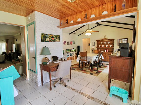 3rd image of 808 MARILYN DR