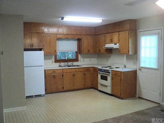 5th image of 405 Arrowood St
