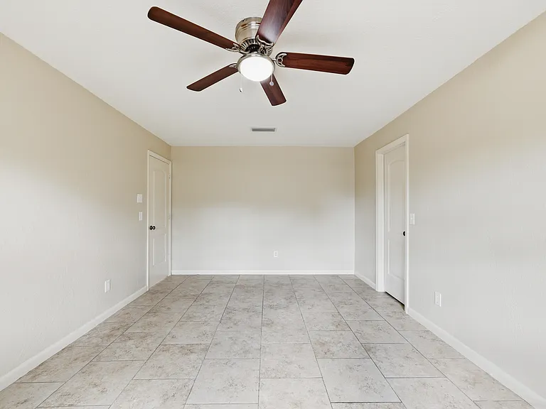 7302 Santa Clara Blvd — Photo 2