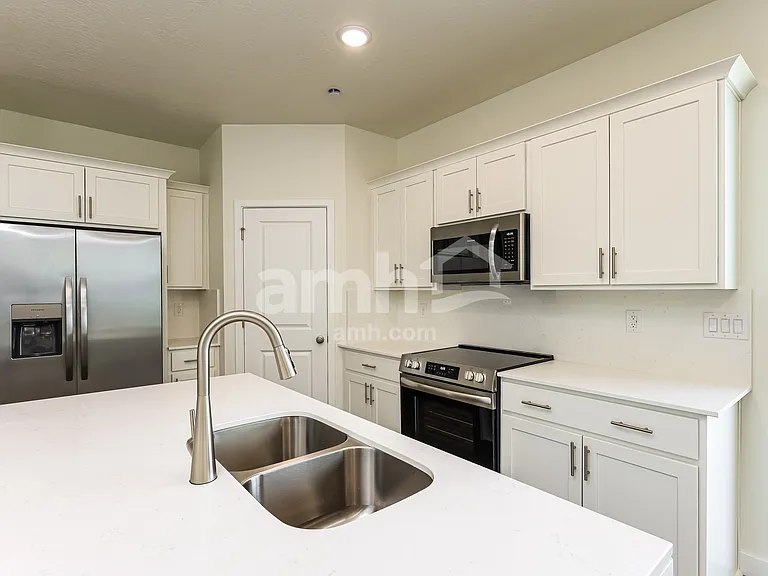 1384 W Mahogany St — Photo 3