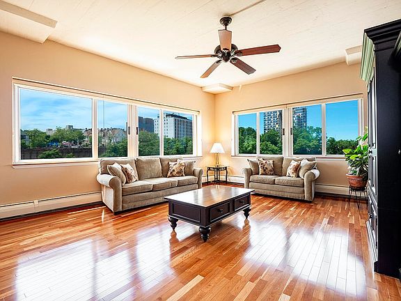 5th image of 80 Bay St #5
