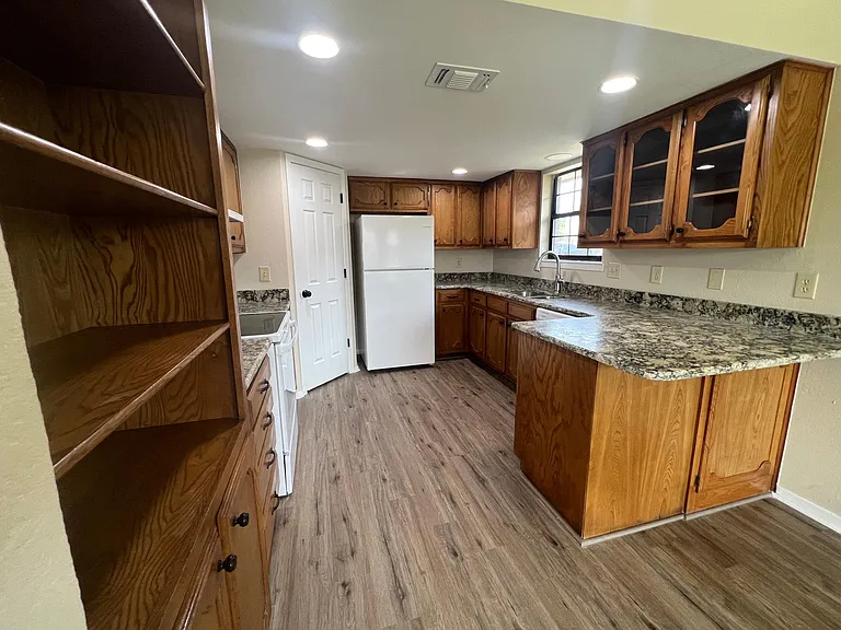 1653 Parkview Dr — Photo 8