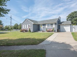 24 Bacon Ln, Babylon, NY 11702
