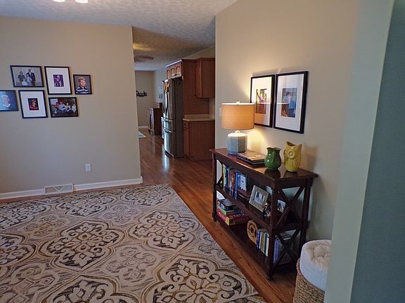 4th image of 989 Woodlawn Dr