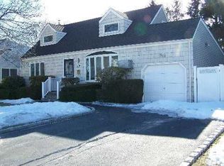 1008 N Hamilton Ave, Lindenhurst, NY 11757