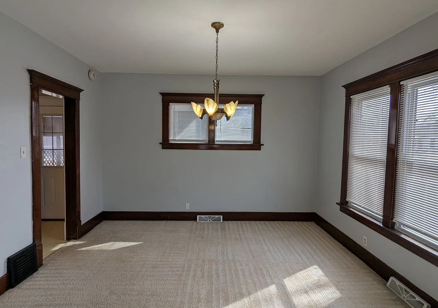 Beautiful Home on Corner Lot — Photo 4