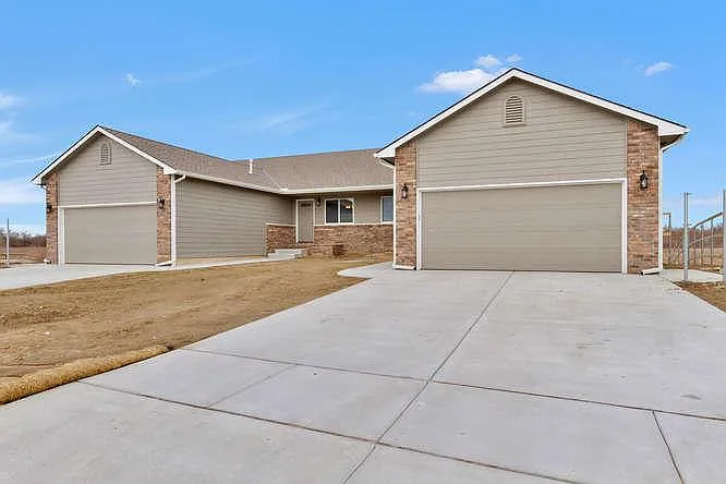 8755 E Chris St — Photo 1