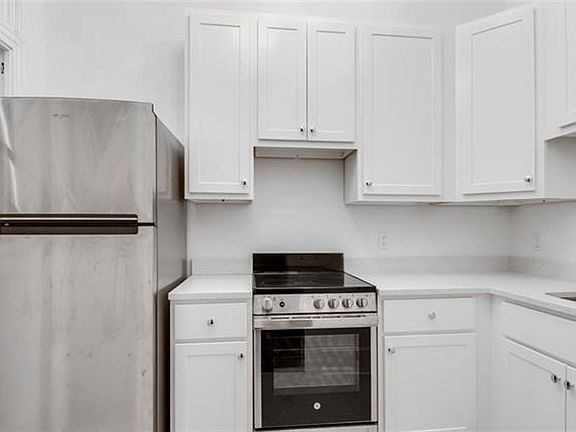5th image of 605 Royal St