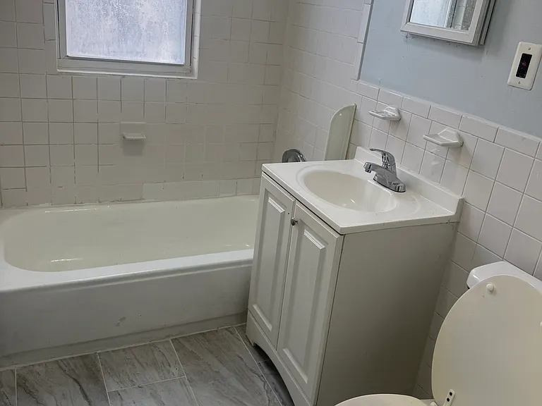 915 Grove St #3B — Photo 4