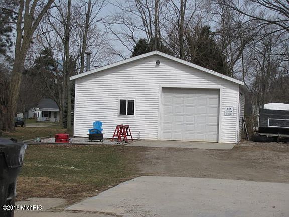 3rd image of 608 W Maple St