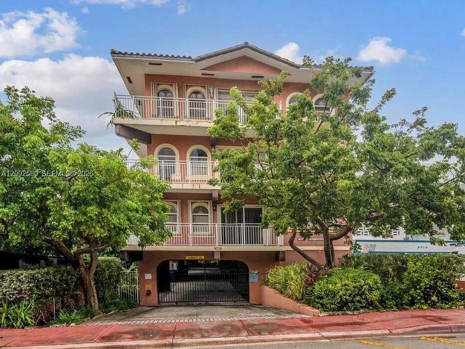 9008 Collins Ave #402