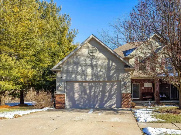 1 Musket Ct, Le Claire, IA 52753