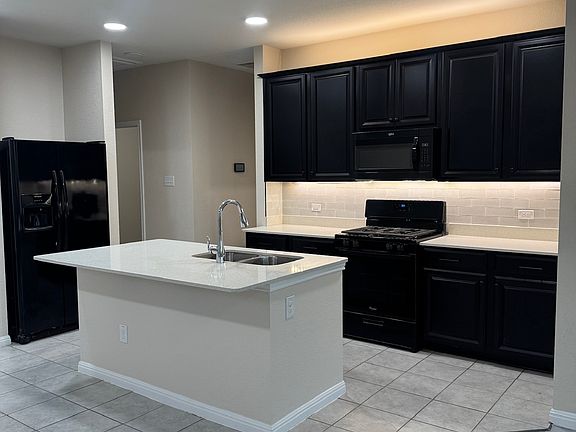 Modern, pretty kitchen.